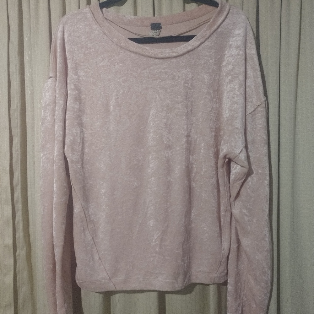 Free People soft, comfy, and cute top.
